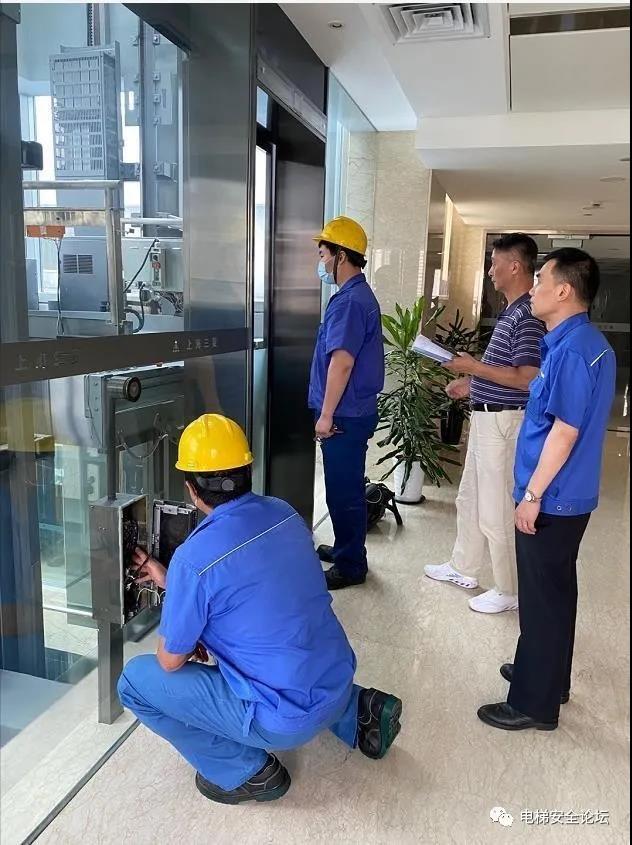 电梯安全升级与使用体验优化，专业技术咨询解析,随着城市化步伐的加快，电梯已成为现代建筑中不可或缺的设施，它不仅极大提升了人们的出行效率，还在一定程度上保障了人们的出行安全，电梯事故的频发给人们的日常生活带来了不小的困扰，为了提升电梯的安全性能和用户体验，电梯技术咨询显得尤为关键，本文将从电梯技术咨询的必要性、主要内容以及实施策略三个方面展开深入探讨。,电梯技术咨询,技术咨询,技术咨询服务,第1张